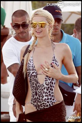 Paris Hilton sur la plage de Pampelonne St-Tropez, le samedi 24 juillet.