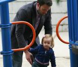 Jennifer Garner et Ben Affleck ont emmené leurs filles Violet et Seraphina au parc, le 31 juillet 2010