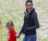 Jennifer Garner et Ben Affleck, toujours aussi amoureux, ont emmené leurs filles Violet et  Seraphina au parc, le 31 juillet 2010.  