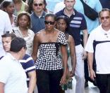 Michelle Obama et sa fille Sasha, accompagnées d'amis et d'une foule de gardes du corps, se promènent à Malaga le 4 août 2010