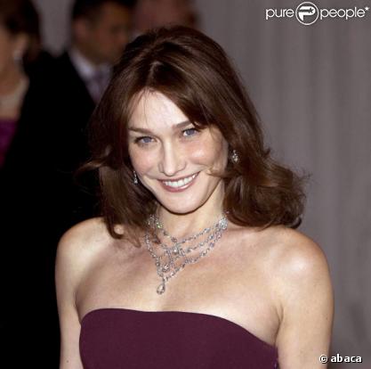 Carla Bruni-Sarkozy, en Angleterre : une élégance naturelle et signée Dior et Chaumet