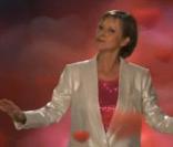 Dorothée sera sur la scène de Bercy le 18 décembre. En attendant, elle dévoile le clip du single  En rêvant , extrait de son dernier album.