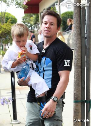 Mark Wahlberg va chercher son fils Michael au karaté (7 août 2010 à Los Angeles)