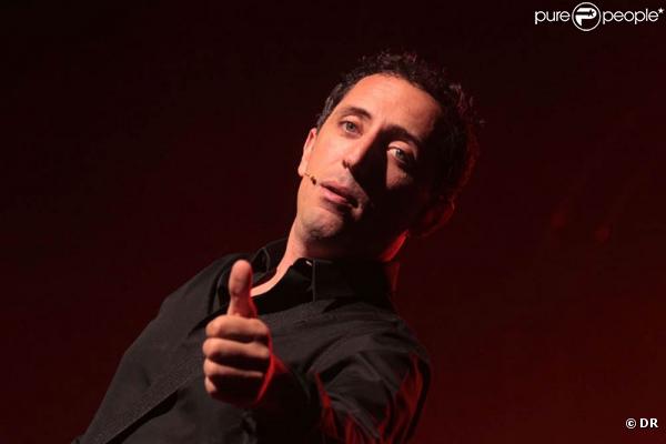 Gad Elmaleh donnait le 7 août 2010 la dernière de son spectacle  Papa est en haut , dans le cadre du festival de la Foire aux Vins de Colmar. Dans la salle, ce soir-là, son fils Noé et son père David.