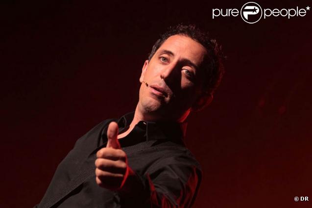 Gad Elmaleh donnait le 7 août 2010 la dernière de son spectacle  Papa est en haut , dans le cadre du festival de la Foire aux Vins de Colmar. Dans la salle, ce soir-là, son fils Noé et son père David.