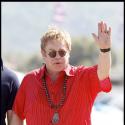 Elton John et son mari David Furnish : Look ethnique et bain de foule revigorant à Saint-Tropez !