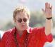 Elton John et son mari David Furnish : Look ethnique et bain de foule revigorant à Saint-Tropez !