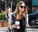 Nicky Hilton, dans une petite robe moulante noir, associée à un perfecto sans manches, des ballerines Repetto aux pieds, et le sac en vogue Coco Duffel d'Alexander Wang en gris.
