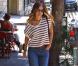 Rachel Bilson vêtue d'un jean ample et taille haute, porté avec un top rayé, des Wayfarer de chez Ray-Ban sur le nez, sans oublier son joli sac Hermès pour encore plus de style.