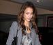 Jessica Alba moulée dans un slim noir, un top en dégradé de gris, une veste de la même couleur, et bien entendu perchée sur de hauts talons. Canon ! 