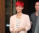 Rihanna juchée sur de hauts talons griffés Brian Atwood, avec un short en jean destroy, un haut rayé et une belle veste oversize nude en cachemire signée Stella McCartney.