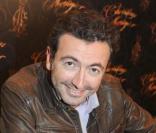 L'humoriste Gérald Dahan aurait été victime d'un malaise dans les couloirs de France Inter, radio sur laquelle il anime une émission quotidienne tout l'été. Ses proches parlent de surmenage.