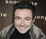 L'humoriste Gérald Dahan aurait été victime d'un malaise dans les couloirs de France Inter, radio sur laquelle il anime une émission quotidienne tout l'été. Ses proches parlent de surmenage.