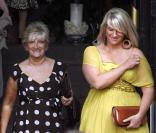 David Beckham : sa soeur Lynn mène une vie bien différente de la sienne... (photo : la mère, Sandra, et l'autre soeur, Joanne, du footballeur) 