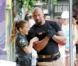 La belle Elsa Pataky, tellement attirée par The Rock, ne peut se retenir de le toucher !