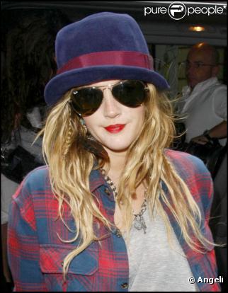 Drew Barrymore arrive aux studios de Radio One à Londres le 20 août 2010  