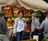 Carla Bruni sur le tournage de Minuit à Paris en juillet 2010 avec Owen Wilson et sous la direction de Woody Allen