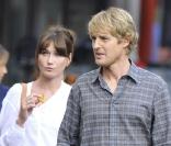 Carla Bruni sur le tournage de Minuit à Paris en juillet 2010 avec Owen Wilson et sous la direction de Woody Allen