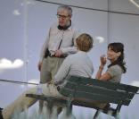Carla Bruni sur le tournage de Minuit à Paris en juillet 2010 avec Owen Wilson et sous la direction de Woody Allen