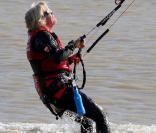Richard Branson commence sa tentative de traversée de la Manche en Kitesurf (finalement avortée pour cause de mauvais temps). 24/08/2010