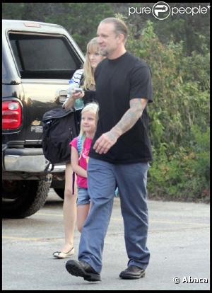 Jesse James emmènent ses filles Sunny et Chandler à l'école, à Austin (Texas), le 27 août 2010