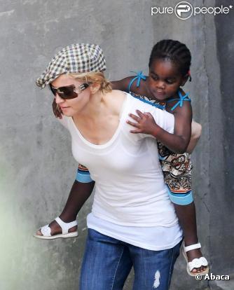 Le père présumé de la petite Mercy, fille adoptive de Madonna, réclame un droit de visite : le clan Madonna le lui refuse catégoriquement !