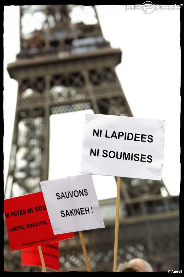 Rassemblement à l'initiative de Ni Putes Ni Soumises sur l'esplanade des Droits de l'Homme au Trocadéro à Paris en soutien à Sakineh Mohammadi Ashtiani, le 28 août 2010