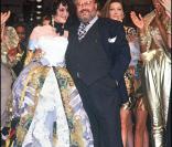 Isabelle Adjani et Carla Bruni lors du défilé Christian Dior PAP printemps-été 1993, en octobre 1992