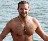 Bradley Cooper bientôt coéquipier de Ryan Reynolds ! 