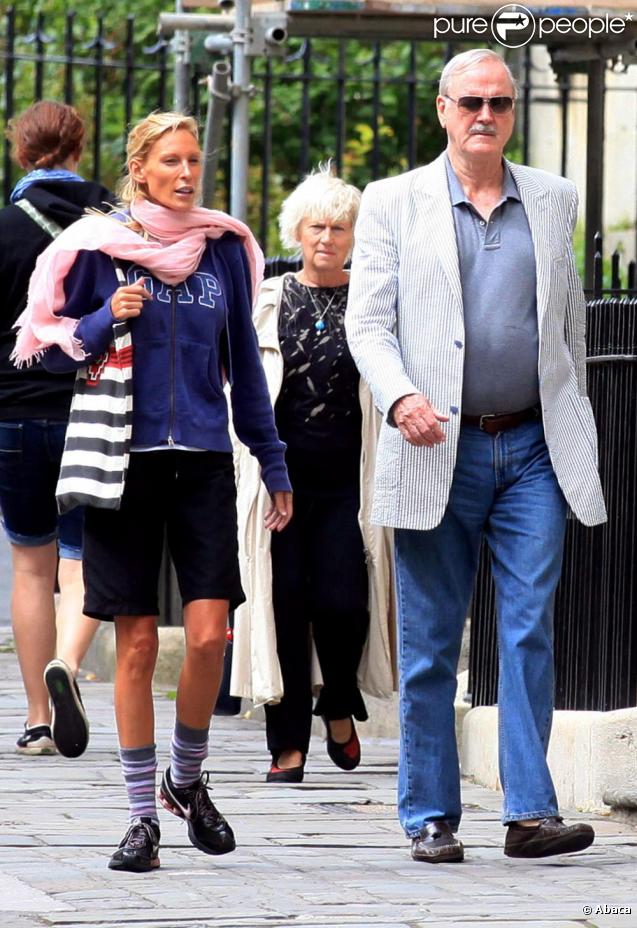 John Cleese et sa compagne Jennifer Wade dans les rues de Bath, au Royaume-Uni