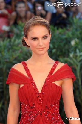 Natalie Portman, à l'occasion du tapis rouge de  Black Swan , présenté en ouverture de la 67e Mostra de Venise, le 1er septembre 2010.