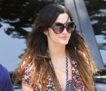 Ashlee Simpson : Une vraie sexy girl dans une combi-short liberty, avec des compensées rouges et des lunettes de stars.