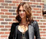 Jessica Alba en parfaite modeuse, vêtue d'un carott pant, d'un top transparent, d'un blazer en cuir, d'un bijou House of Lavand autour du cou et de Louboutin aux pieds... On ne peut que s'incliner !