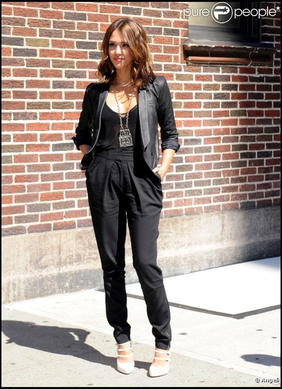 Jessica Alba en parfaite modeuse, vêtue d'un carott pant, d'un top transparent, d'un blazer en cuir, d'un bijou House of Lavand autour du cou et de Louboutin aux pieds... On ne peut que s'incliner !