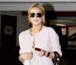 Lindsay Lohan dans une tenue casual chic, avec des chaussures pump Brian Atwood, le sac Coco Duffel d'Alexander Wang, un short élégant et une petite veste poudrée. Bravo !
