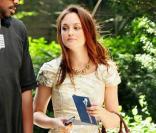 Leighton Meester en mode Blair Waldorf, juste et élégante, vêtue d'un haut en brocart Marc by Marc Jacobs, porté avec une jupe polka signée Alice + Olivia, avec un it-bag bordeaux et des richelieux grises aux pieds. 