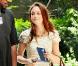 Leighton Meester en mode Blair Waldorf, juste et élégante, vêtue d'un haut en brocart Marc by Marc Jacobs, porté avec une jupe polka signée Alice + Olivia, avec un it-bag bordeaux et des richelieux grises aux pieds. 