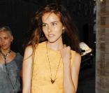 Isabel Lucas a misé sur une micro robe jaune ambré associée à des bottes camel. Trop craquante ! 