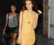Isabel Lucas a misé sur une micro robe jaune ambré associée à des bottes camel. Trop craquante ! 