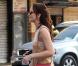 Leighton Meester ultra stylée avec des boots nude assorties à sa ravissante petite robe Céline, le tout accessoirisé d'un sac rouge également signé Céline. Canon ! 