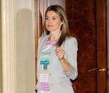 Letizia d'Espagne : Ballerines aux pieds, robe fraîche et colorée, associée à un blazer gris totalement 
