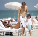 PHOTOS : David Guetta se repose à la plage en famille...
