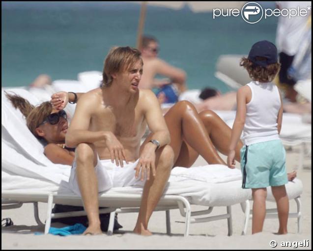 David et Cathy Guetta à Miami. Tim-Elvis a très envie que son papa vienne se baigner avec lui...