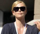 Dans les dernières heures de l'US Open, le 11 septembre 2010, les people savouraient l'intensité des rencontres du dernier carré. Charlize Theron affichait une humeur rieuse.