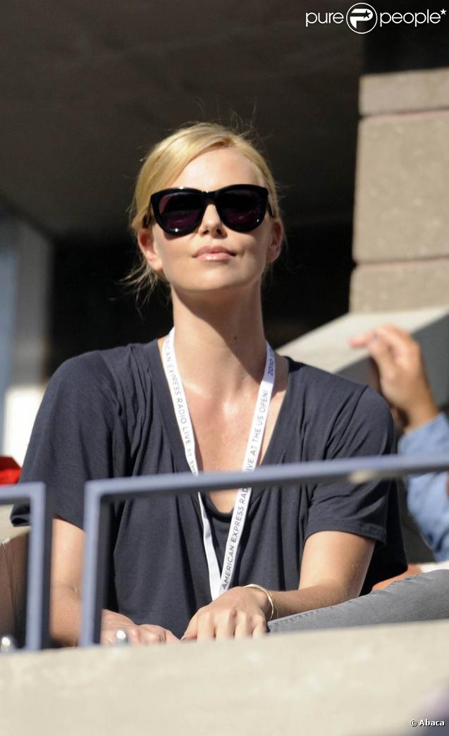 Dans les dernières heures de l'US Open, le 11 septembre 2010, les people savouraient l'intensité des rencontres du dernier carré. Charlize Theron affichait une humeur rieuse.