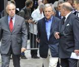 Frédéric Mitterrand et Costa-Gavras à l'occasion de la cérémonie en hommage à Claude Chabrol, sur le parvis de la Cinémathèque Française, à Paris, le 17 septembre 2010.