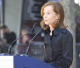 Isabelle Huppert à l'occasion de la cérémonie en hommage à Claude Chabrol, sur le parvis de la Cinémathèque Française, à Paris, le 17 septembre 2010.