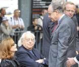 Isabelle Huppert, Jean Douchet et Frédéric Mitterrand à l'occasion de la cérémonie en hommage à Claude Chabrol, sur le parvis de la Cinémathèque Française, à Paris, le 17 septembre 2010.