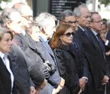 Costa-Gavras, Isabelle Huppert et Renaud Donnedieu de Vabres à l'occasion de la cérémonie en hommage à Claude Chabrol, sur le parvis de la Cinémathèque Française, à Paris, le 17 septembre 2010.