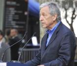 Costa-Gavras à l'occasion de la cérémonie en hommage à Claude Chabrol, sur le parvis de la Cinémathèque Française, à Paris, le 17 septembre 2010.